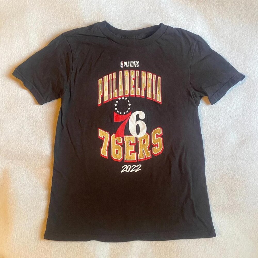 NBA 2022 Philadelphia 76ers Boys Shirt Graphic Tee Size Medium 10 12 Black